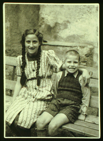 A 14: Foto / postkartengross / hoch / sw / Edda mit Bruder in Poschiavo 