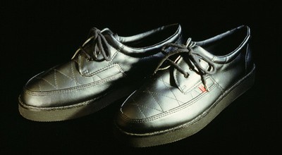 E 3: Objekt / ein Paar schwarze Schuhe 