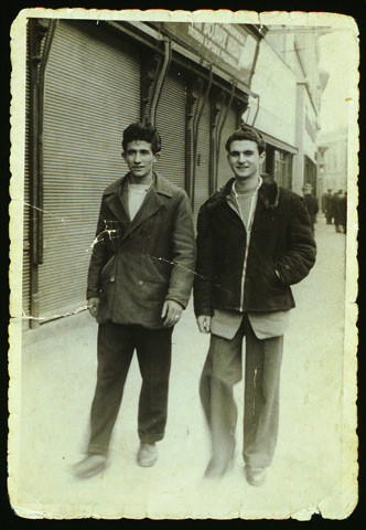 F 3: Foto / postkartengross / hoch / sw / M. mit Freund, 1947 