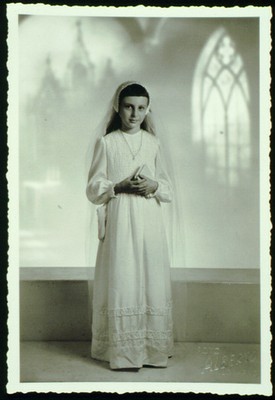 A 2: photo/postcard size/portrait /black and white/ first communion (Religion)