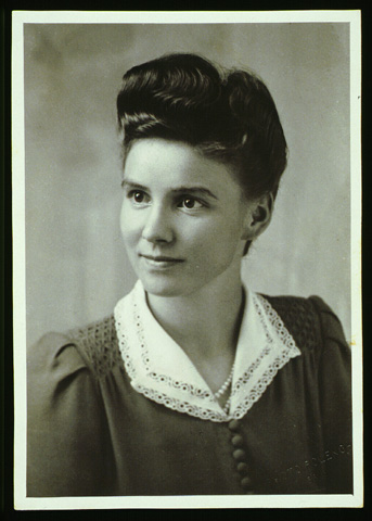 A 16 new: Photo/postcard size/portrait /black and white/ Portrait, 1950, 'young Luise'