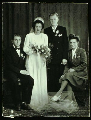 A 22 new: Photo/postcard size/portrait /black and white/ marriage