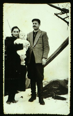 F 14: photo/ postcard size/ portrait/ black and white/parents with Z.