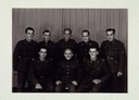 A 24: photo / format carte postale / horizontal / noir blanc / Les 7 frères et le père en uniforme