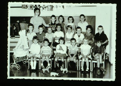 C 11: photo / format carte postale / vertical / noir blanc / Jardin d'enfants
