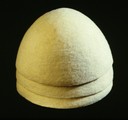 E 4: objet / Trois bonnets de feutre