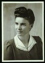 A 16 nuovo: Foto/ formato cartolina/ verticale/ bn/ Ritratto, 1950, 'La giovane Luise'