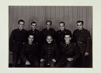 A 24: Foto/ formato cartolina/ orizzontale/ bn/ 7 fratelli con il padre in uniforme