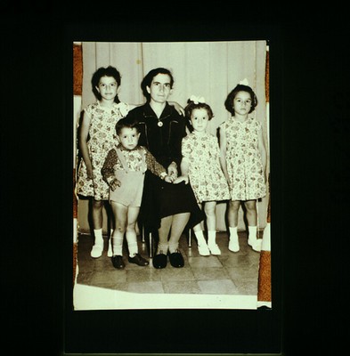 G 9: Foto/ formato cartolina/ verticale/ bn/ Mamma con quattro figli