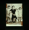 G 9: Foto/ formato cartolina/ verticale/ bn/ Mamma con quattro figli