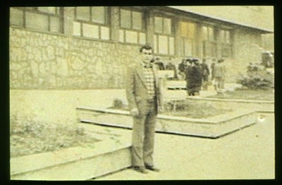 E 2: photo / format carte postale / vertical / couleur / Devant la caserne